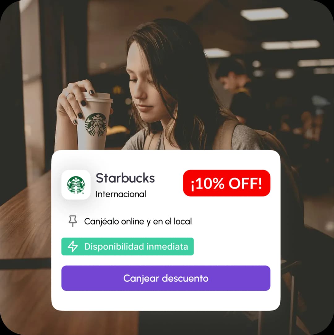 Mujer con café Starbucks y tarjeta de descuento 10% OFF