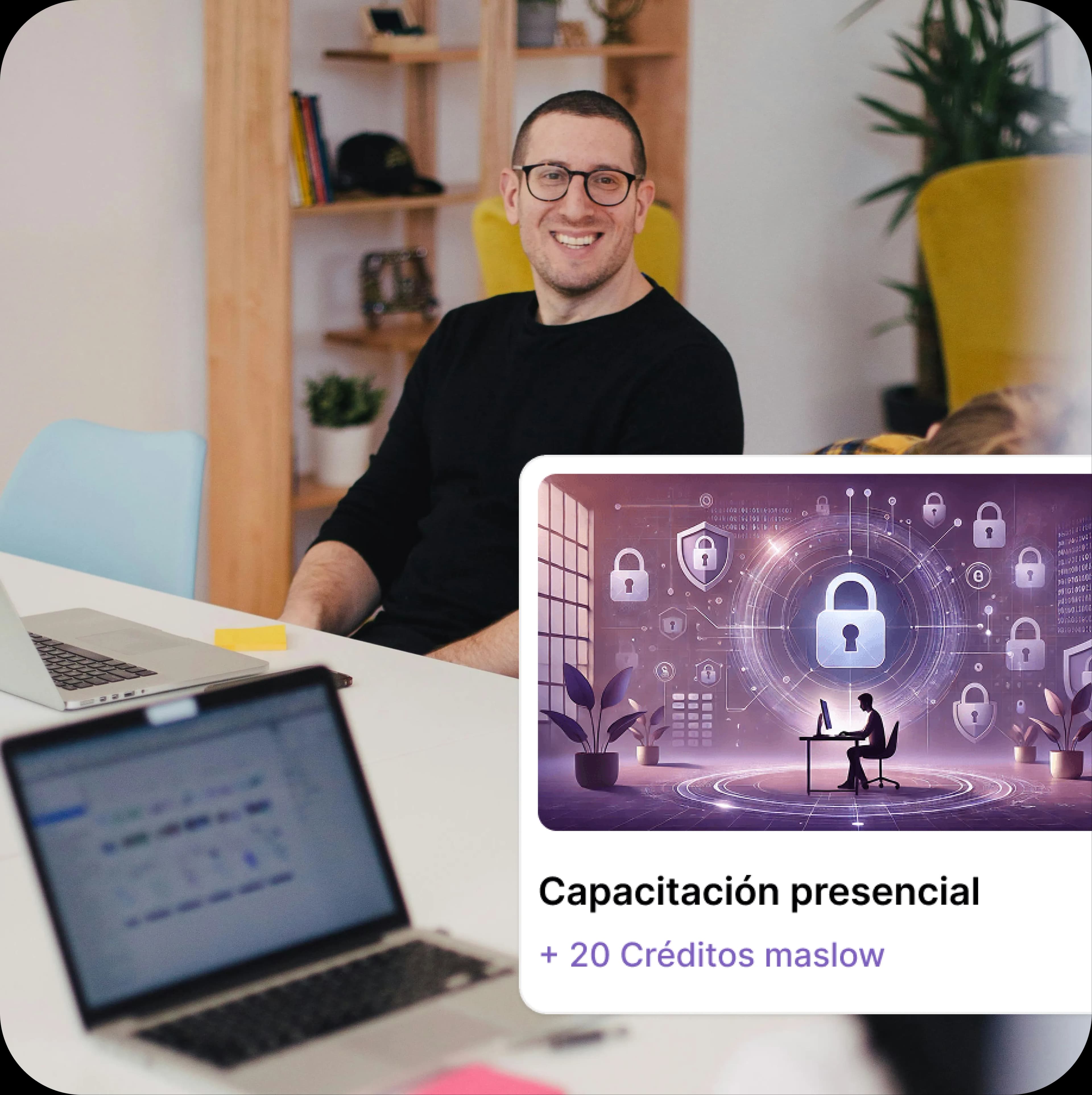 Profesional en escritorio con tarjeta de capacitación e incentivos